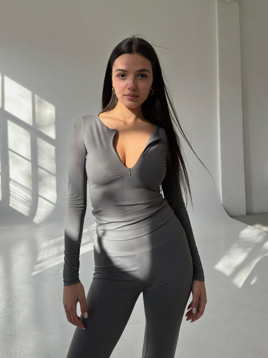 Silver top with zipper