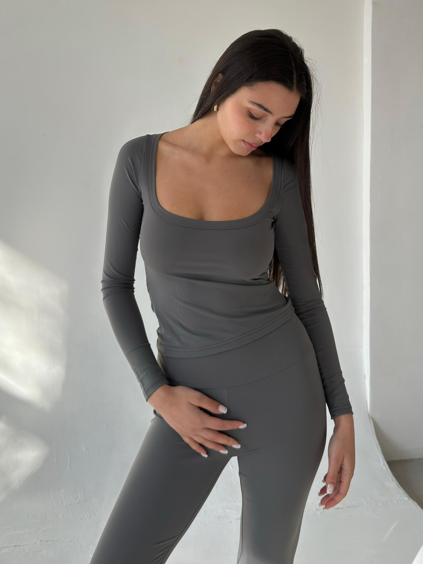 ვერცხლისფერი მაისური ამოღებული გულით