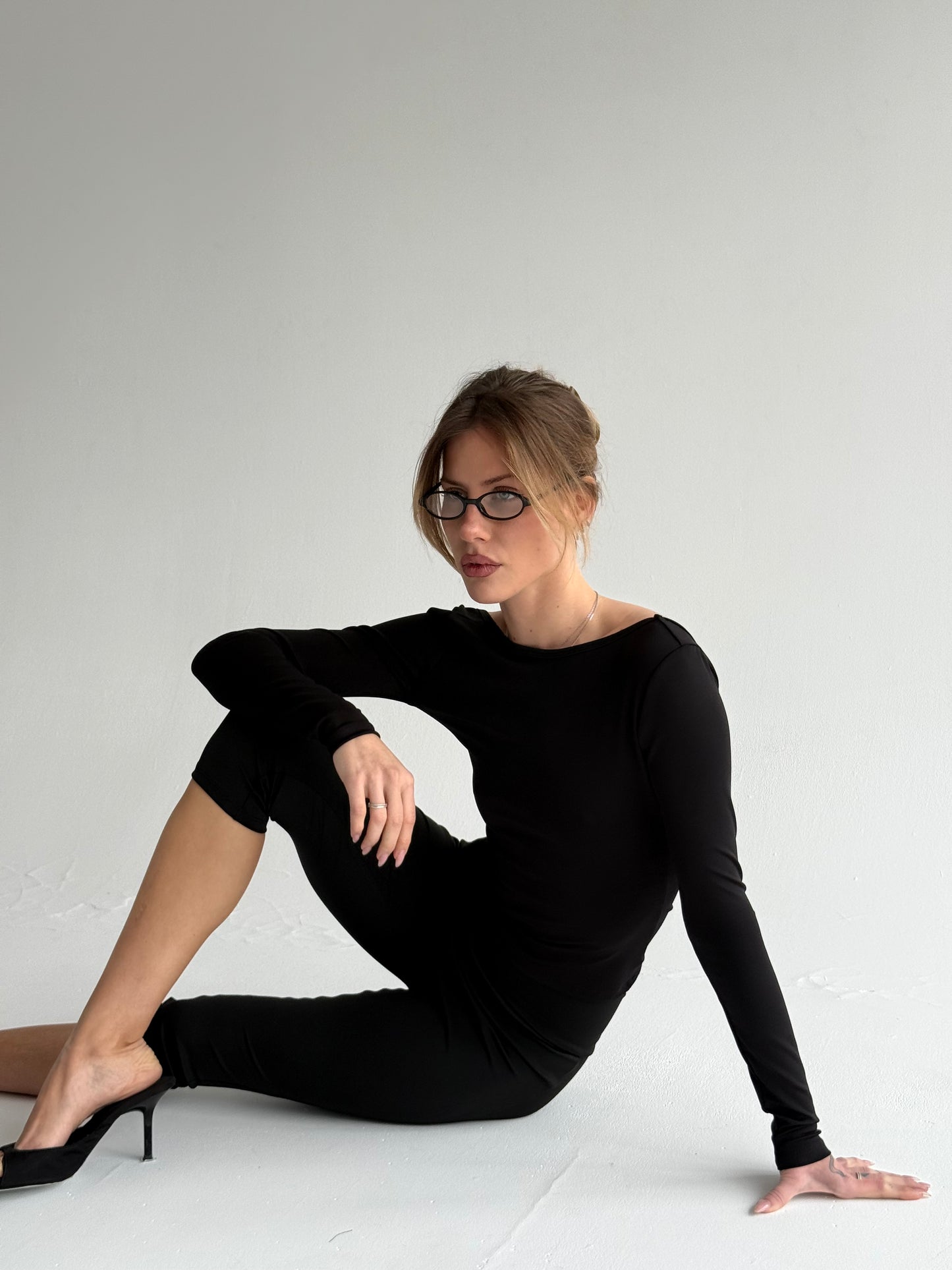 Black backless top