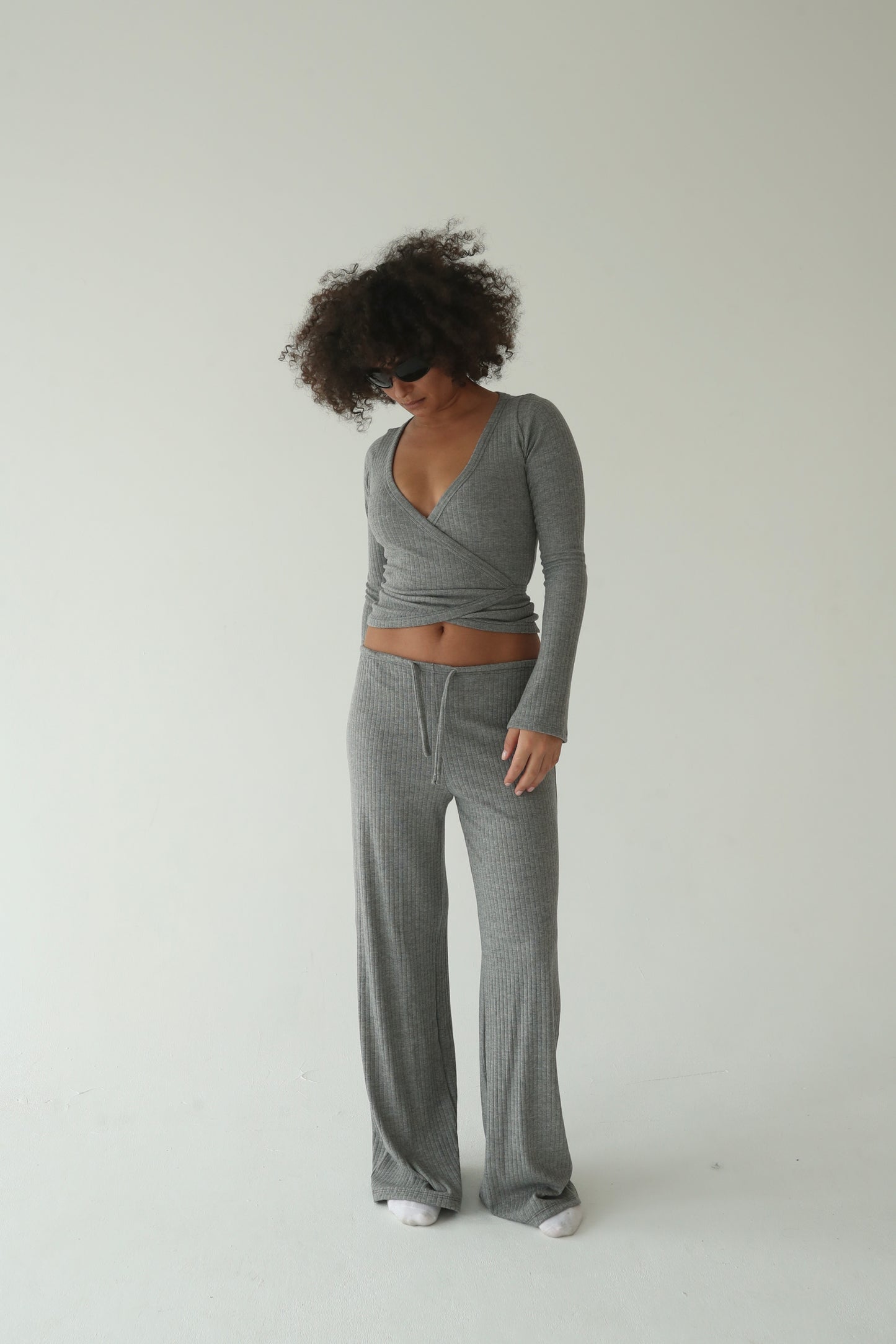 ნაცრისფერი ნაქსოვი შარვალი