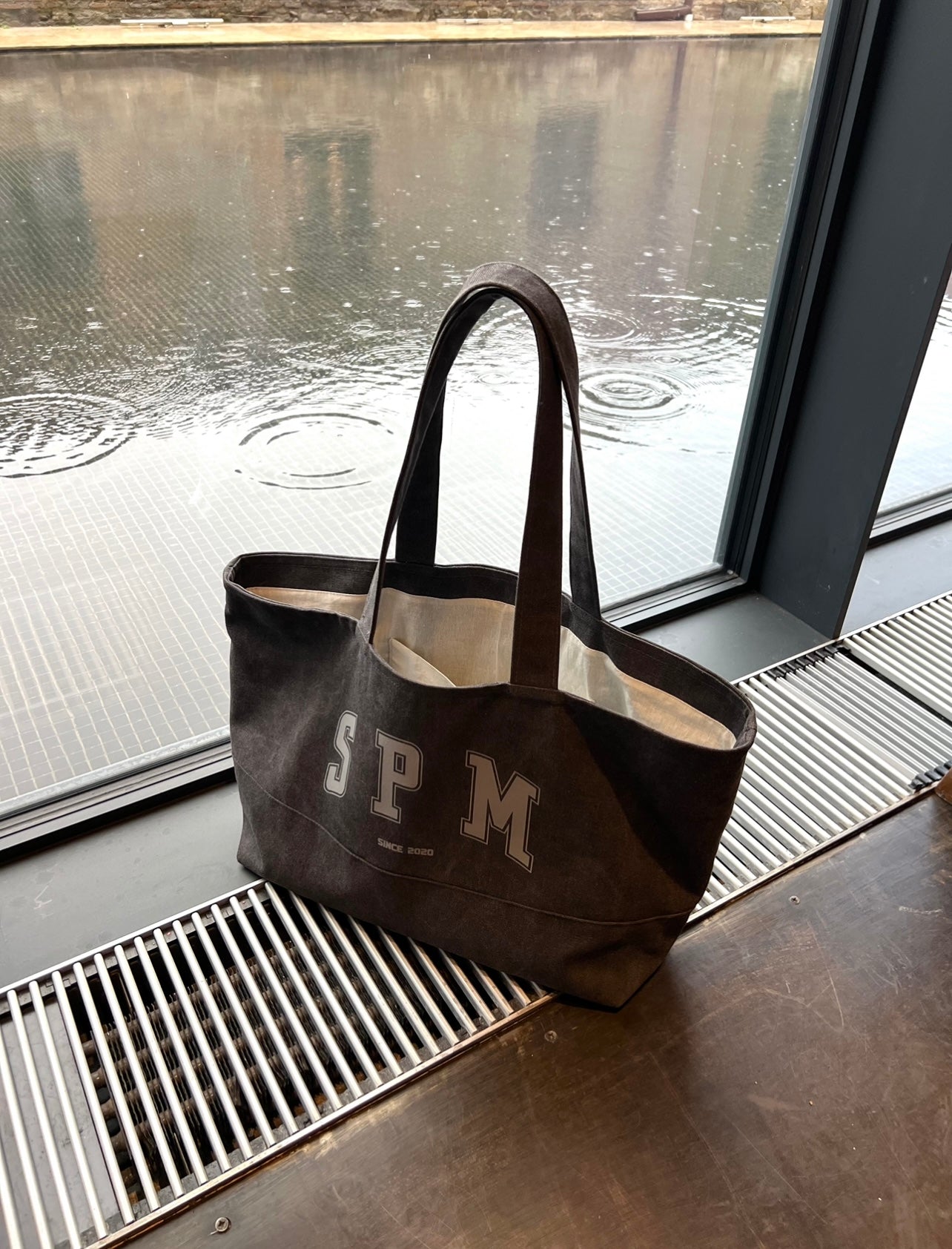 Concrete color tote bag