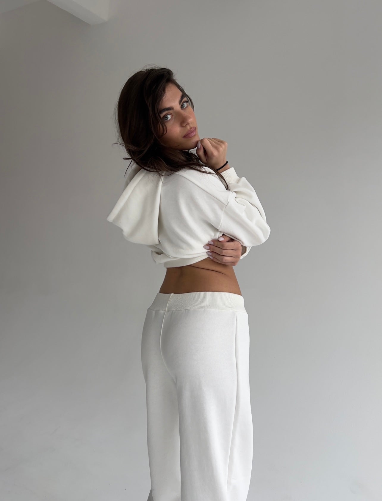 Milky, short zip-up hoodie