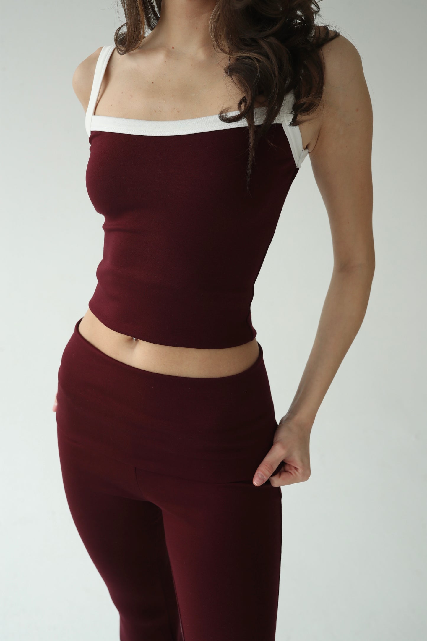 შინდისფერი ტოპი თეთრი კანტით