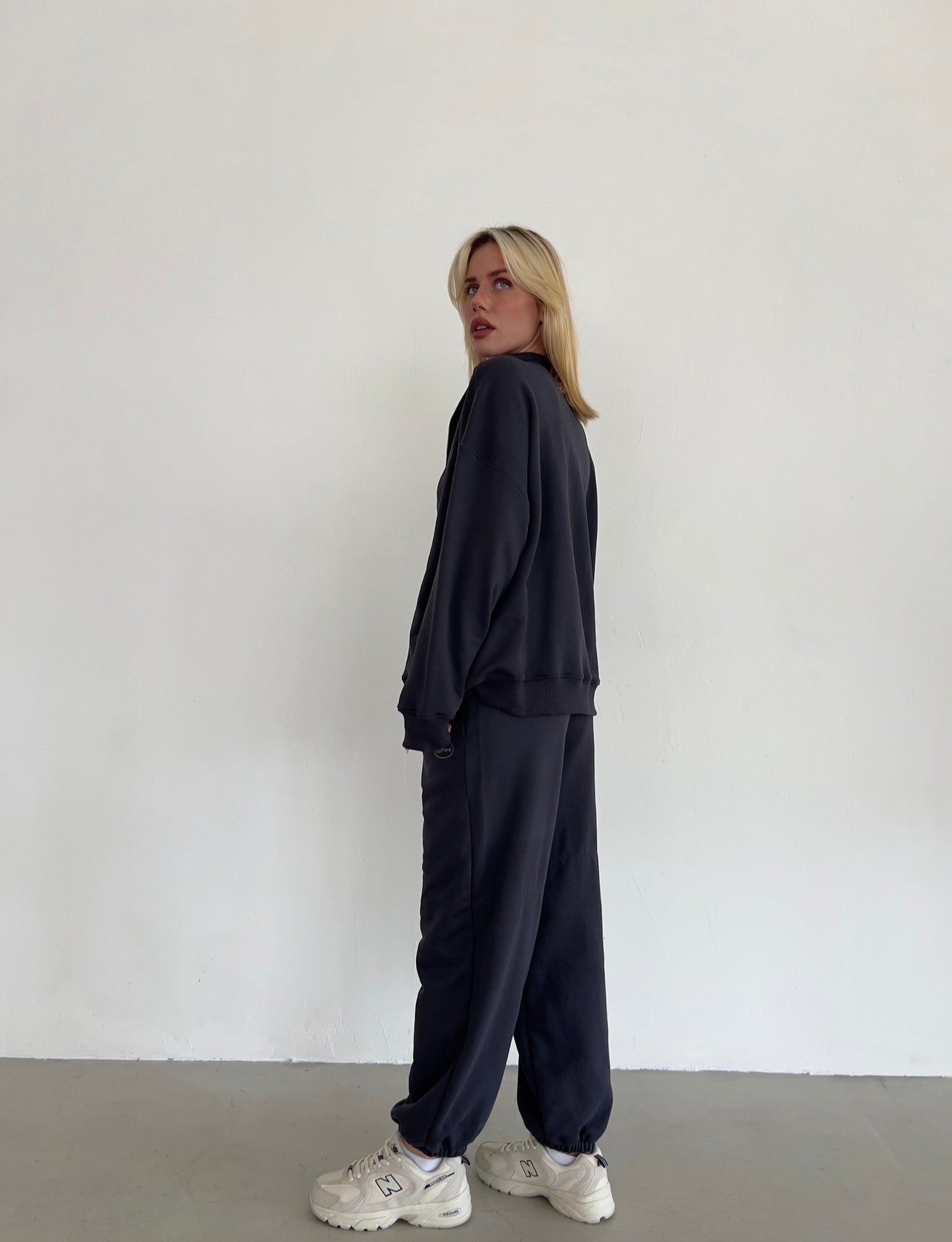 Dark gray oversize sweatshirt with zipper