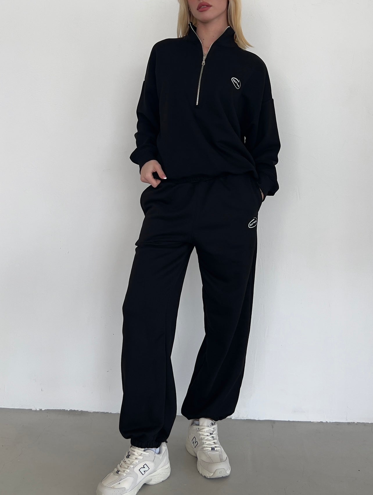 Black oversize sweatshirt with zipper