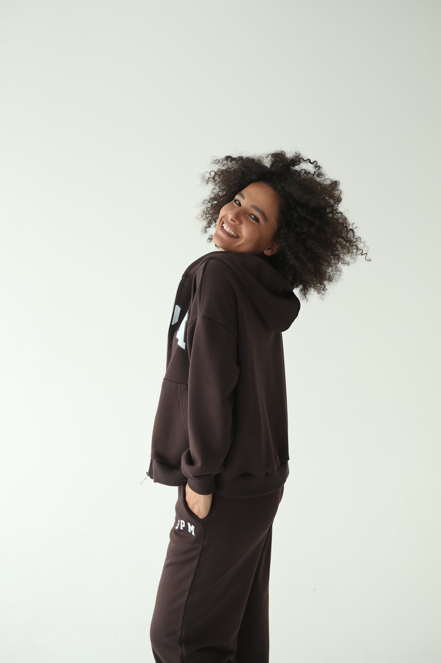 მუქი ყავისფერი სწორი სპორტული შარვალი