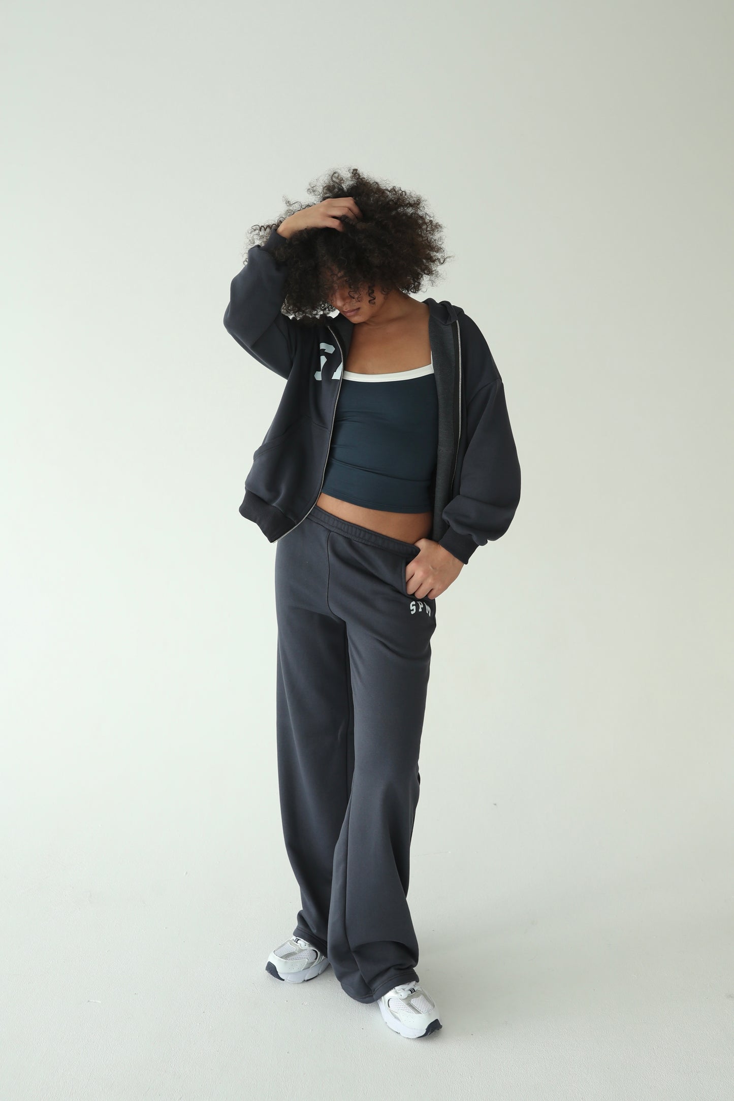 ნაცრისფერი სწორი სპორტული შარვალი