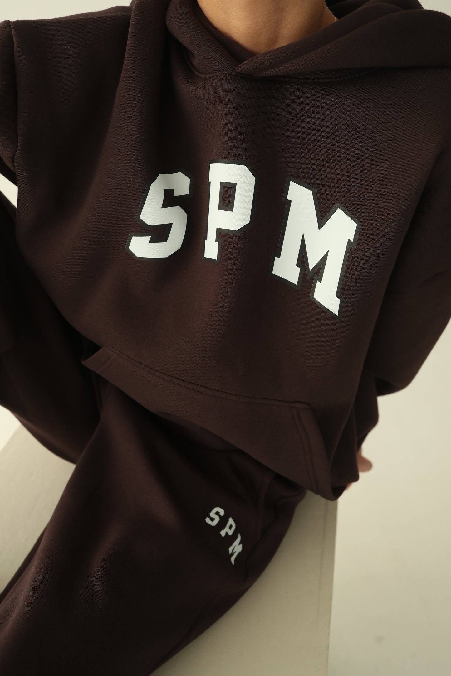 ყავისფერი დათბილული ჰუდი