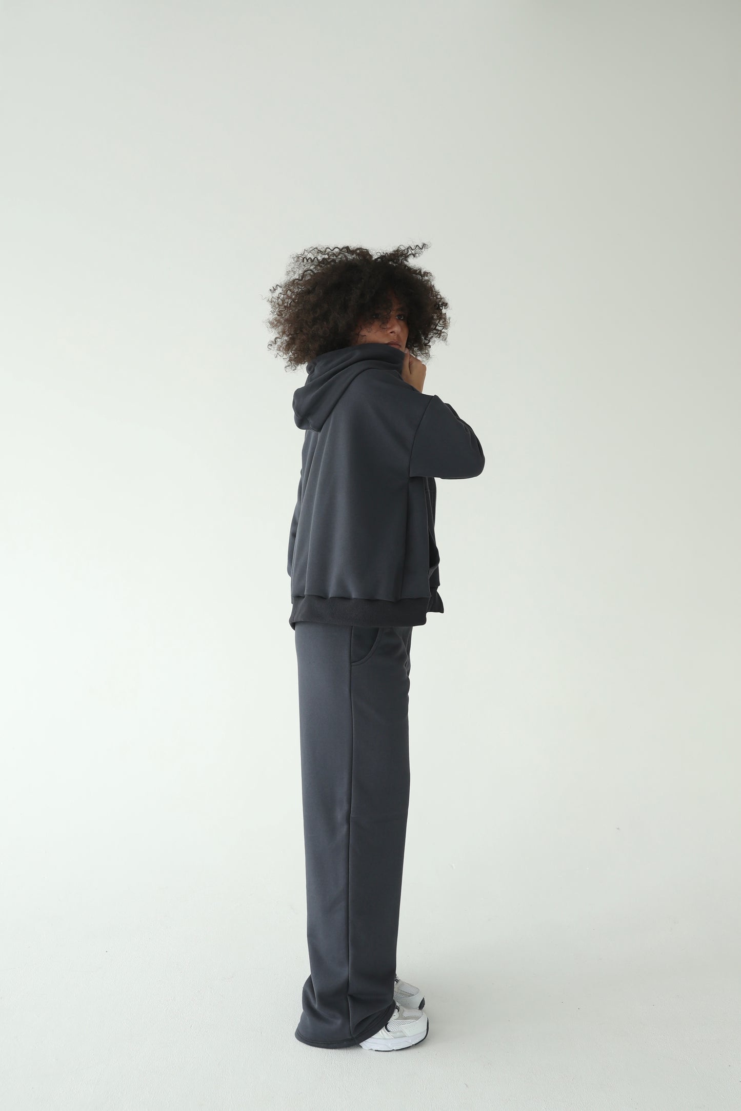 ნაცრისფერი სწორი სპორტული შარვალი