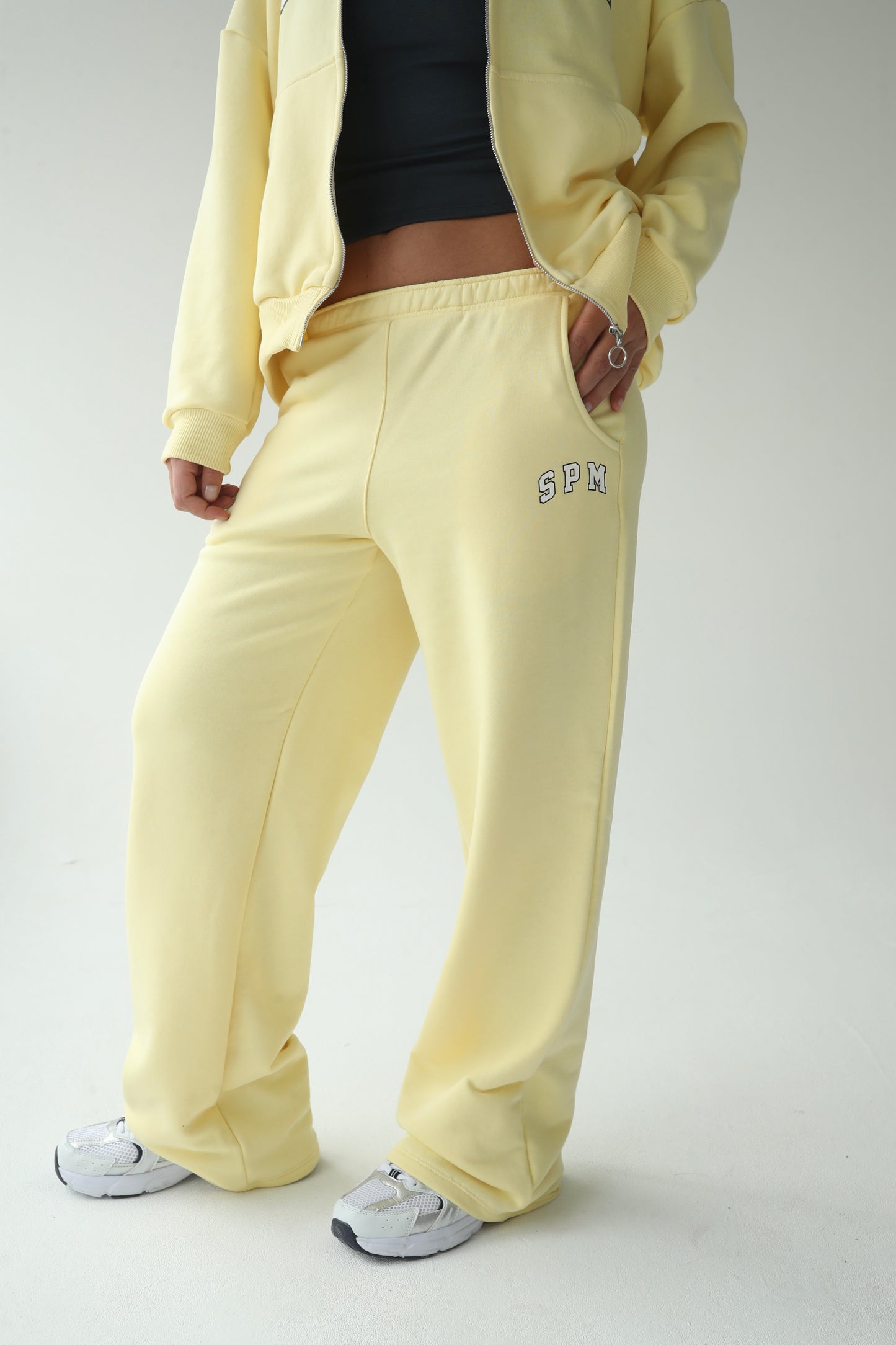 ლიმონისფერი სწორი სპორტული შარვალი