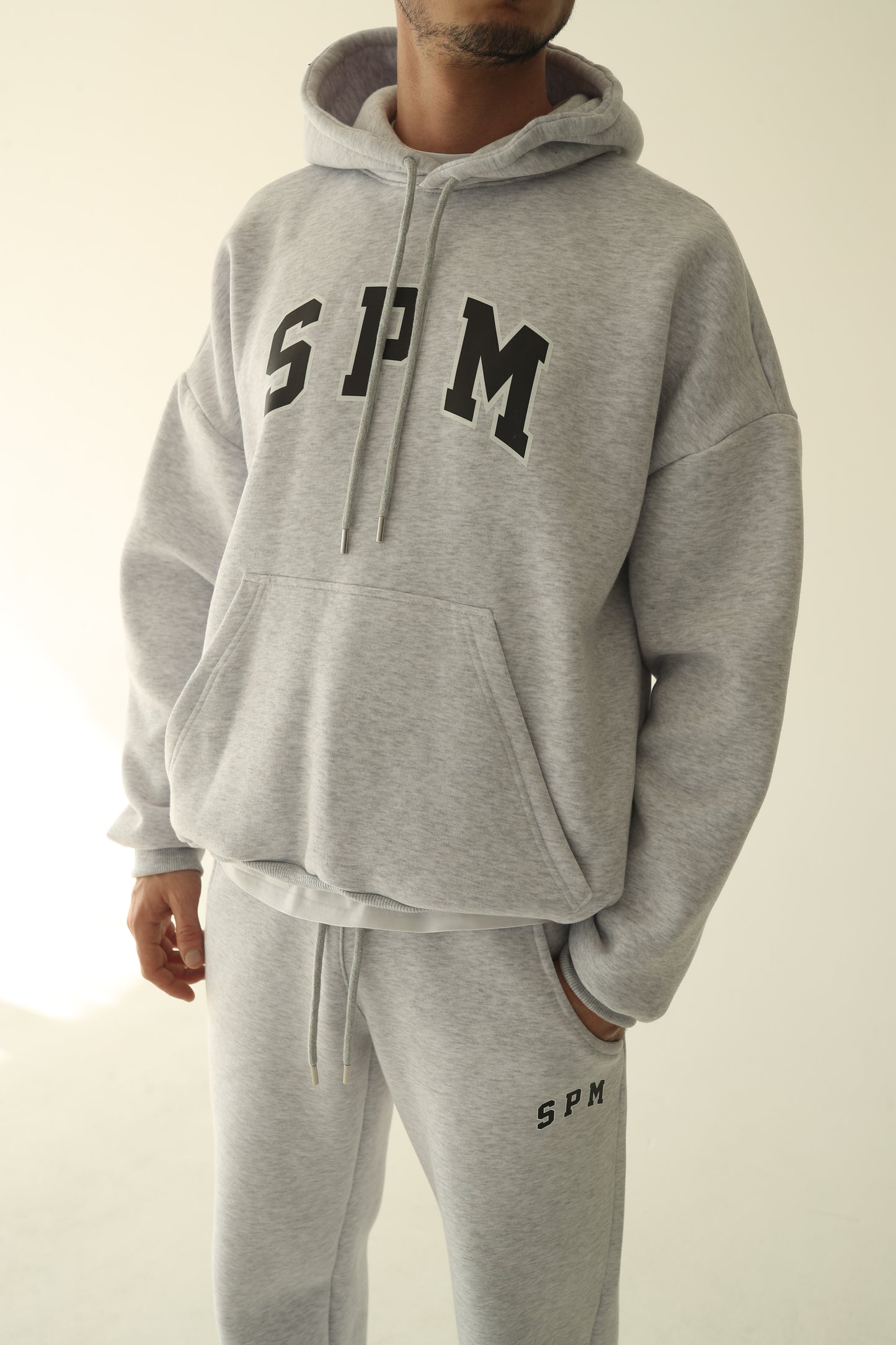 ნაცრისფერი დათბილული ჰუდი