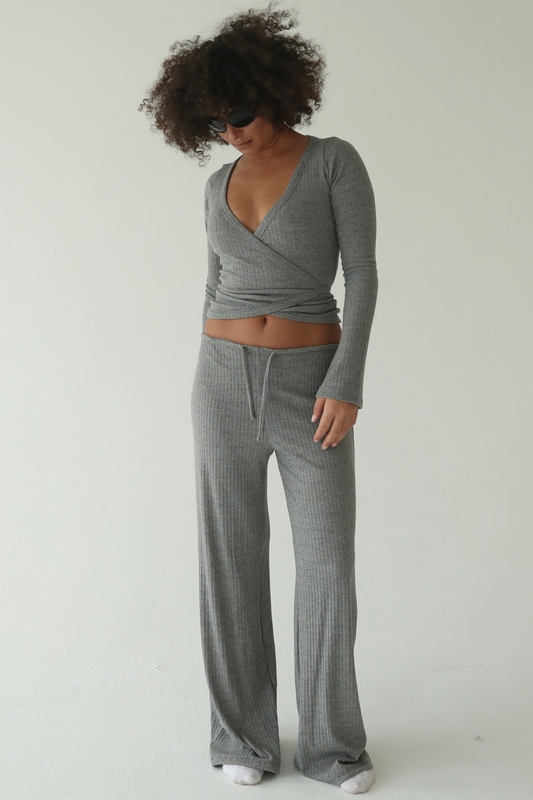 ნაცრისფერი ნაქსოვი შარვალი