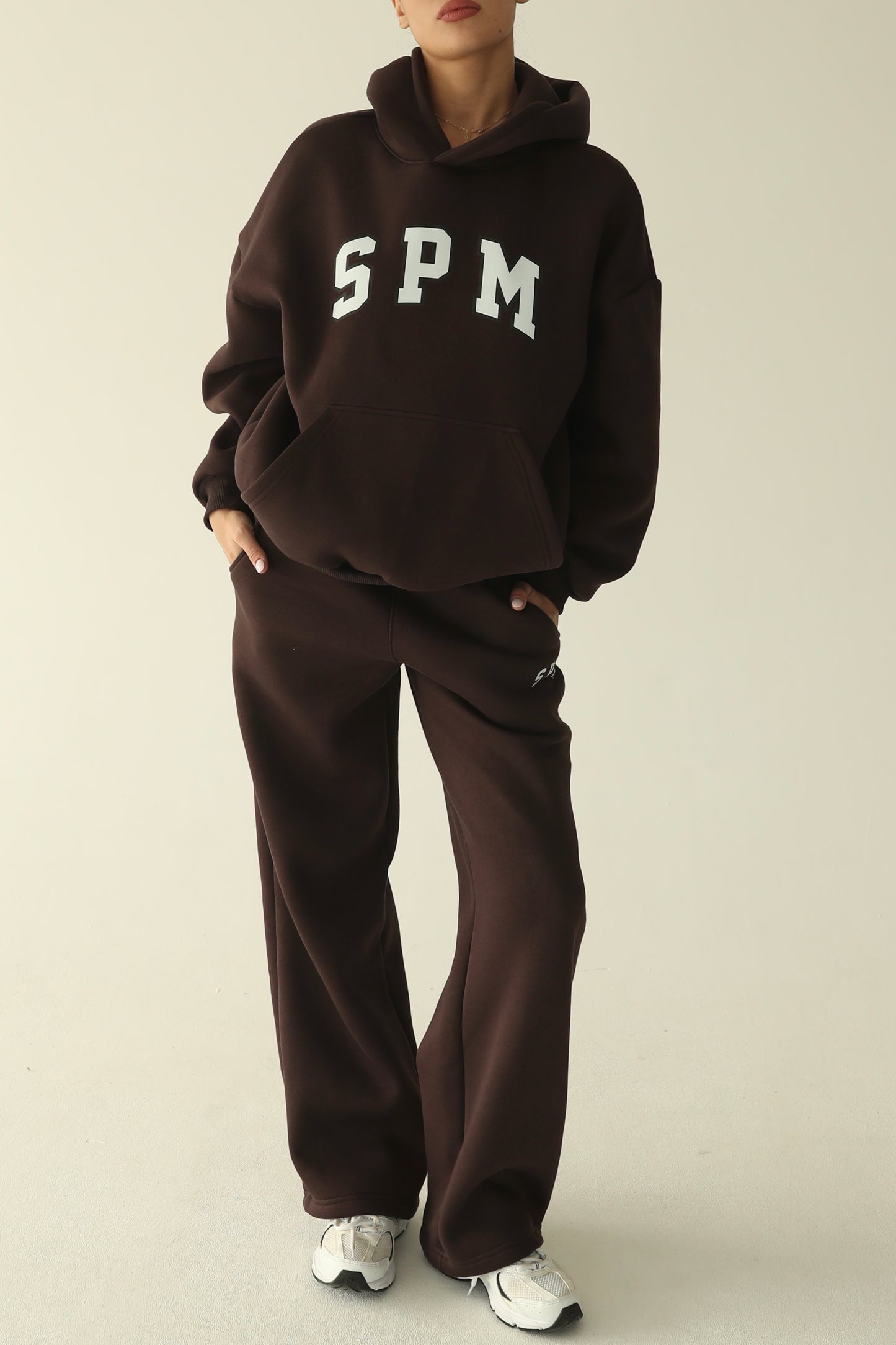 ყავისფერი დათბილული ჰუდი