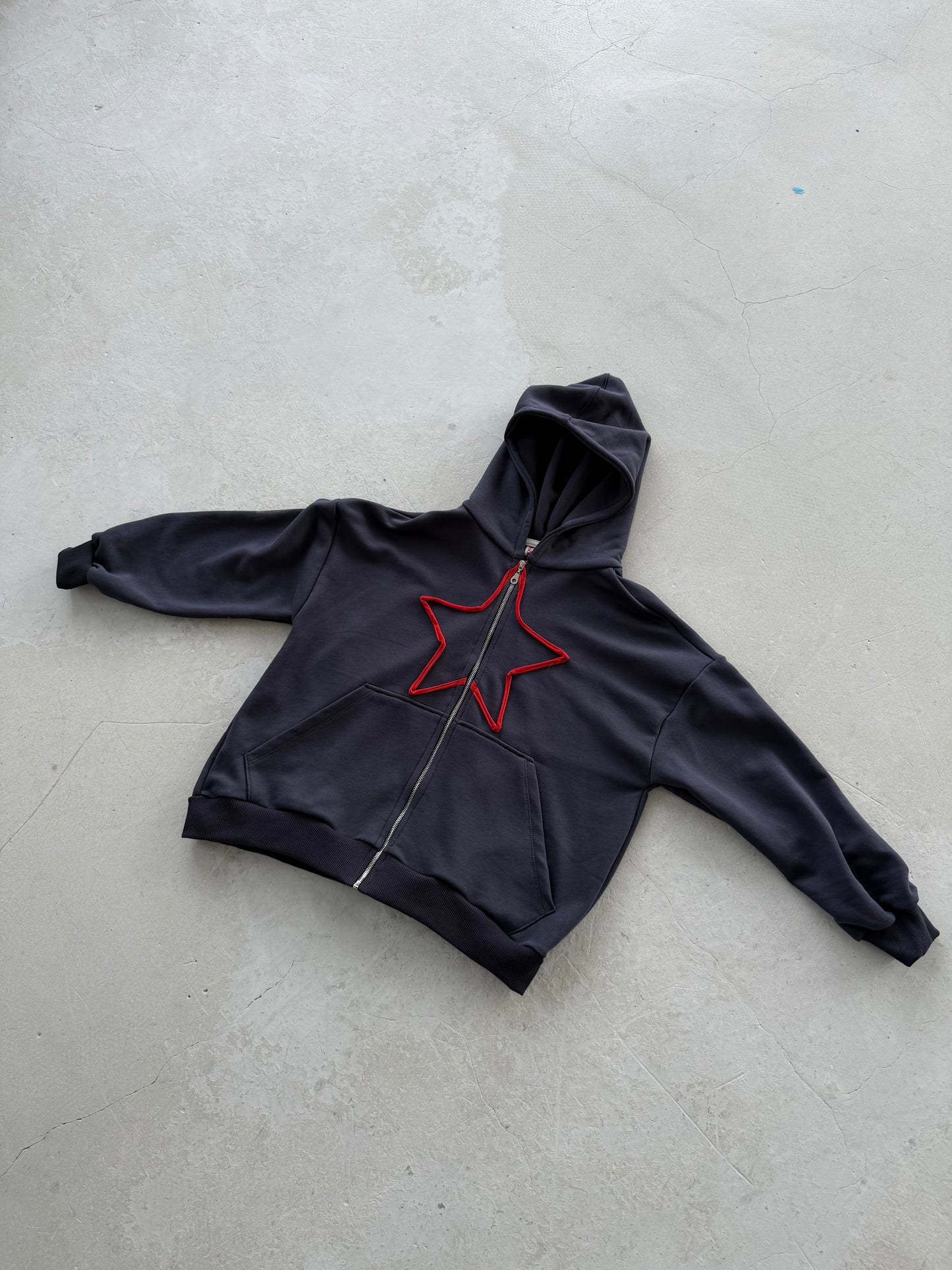 მუქი ნაცრისფერი ოვერსაიზ ჟაკეტი - წითელი ვარსკვლავი