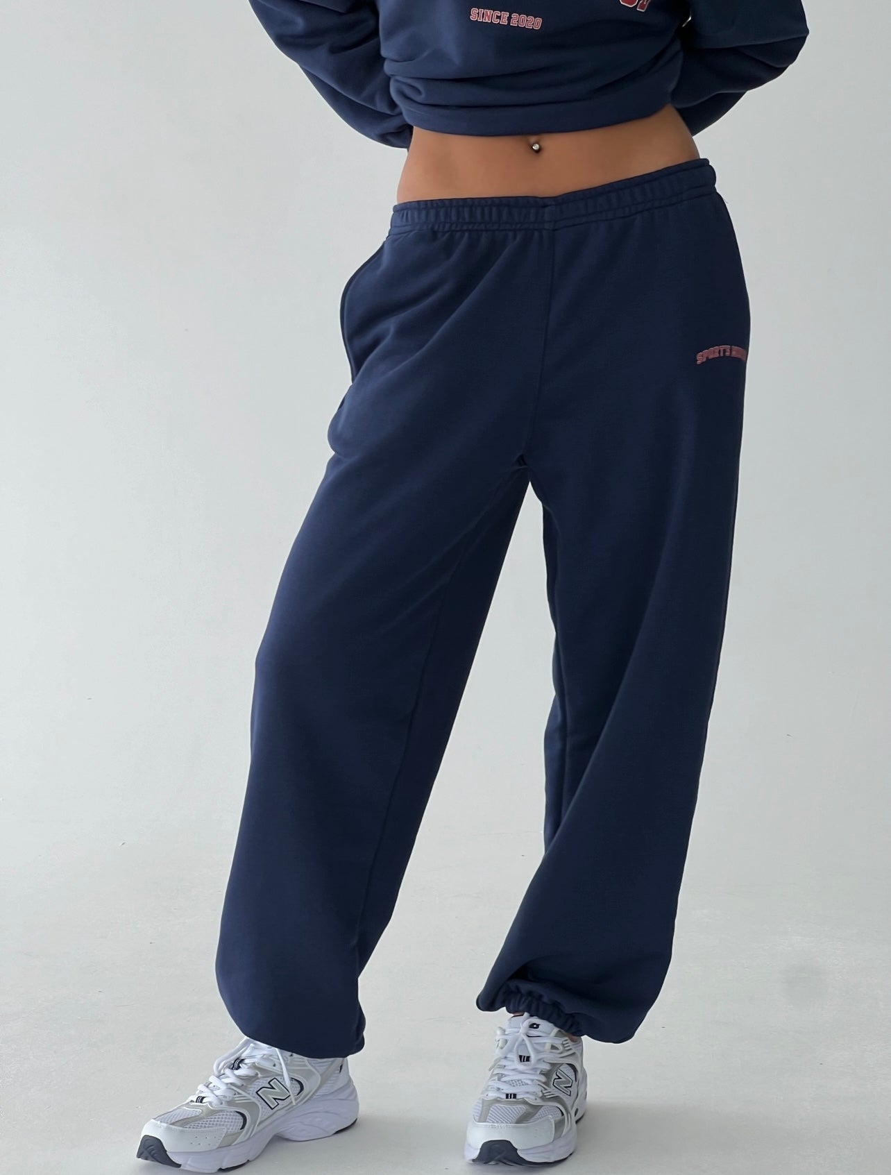 Navy blue sweatpants with rubber bottom