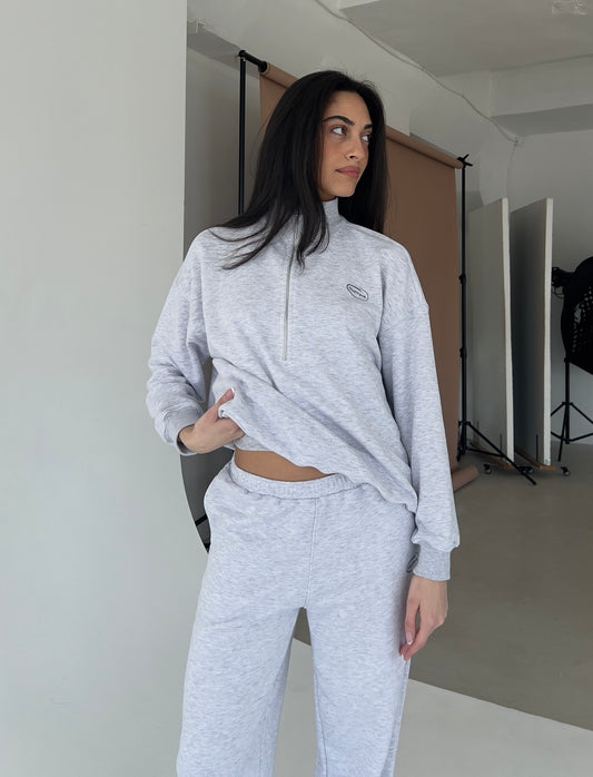 Light gray oversize sweatshirt with zipper