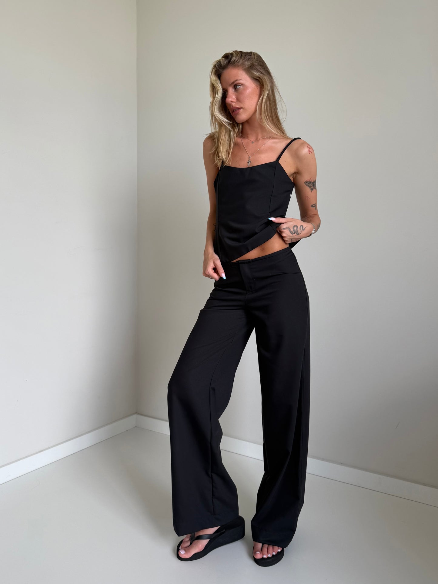 Black relaxed Mid-Rise Trousers