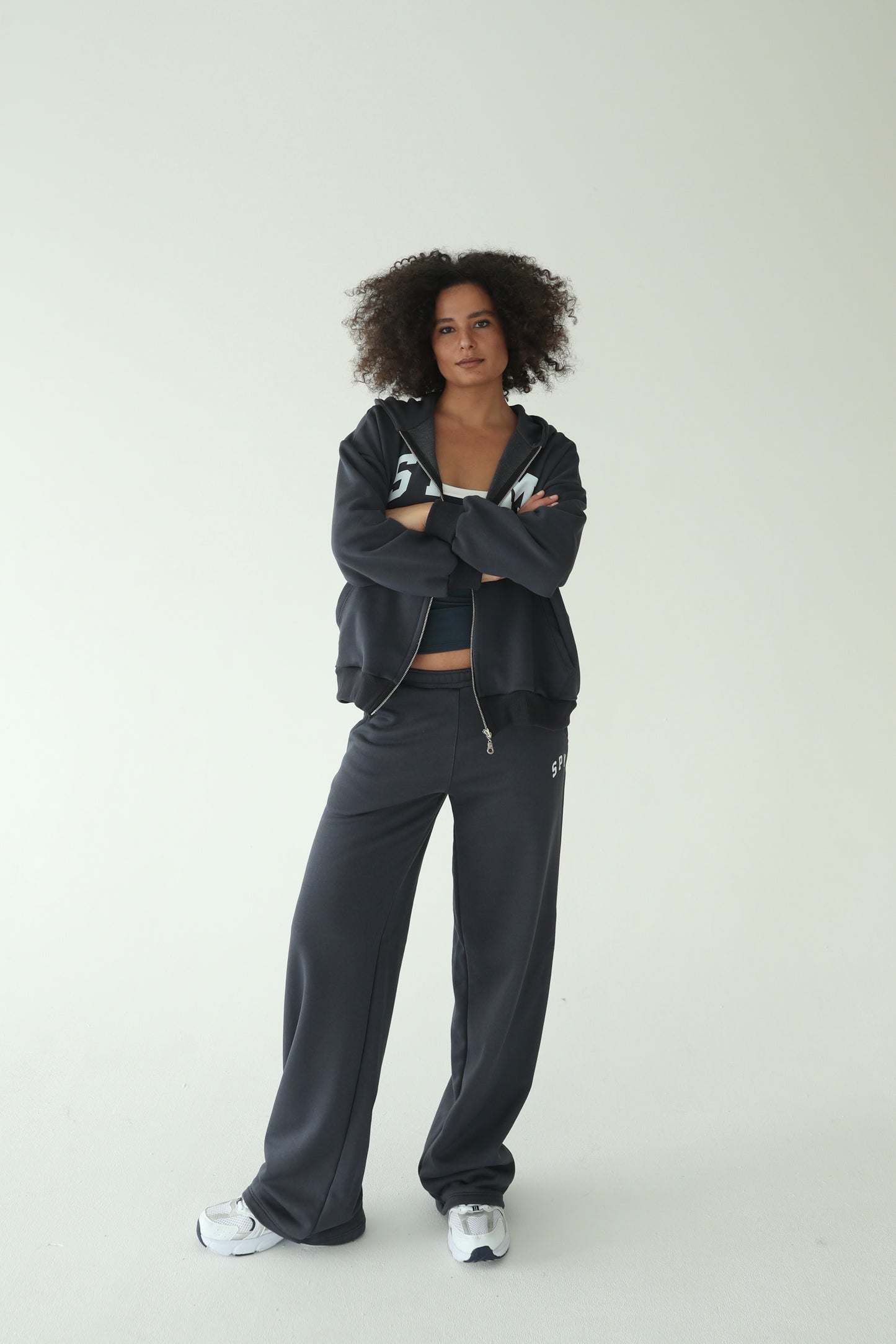 ნაცრისფერი სწორი სპორტული შარვალი