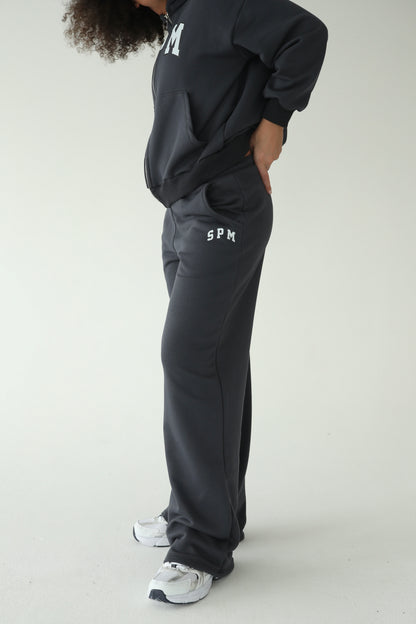 ნაცრისფერი სწორი სპორტული შარვალი