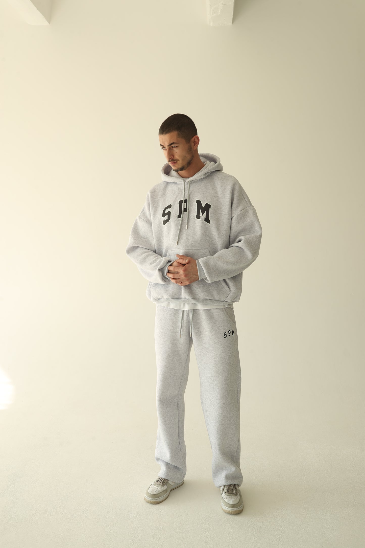 ნაცრისფერი დათბილული ჰუდი