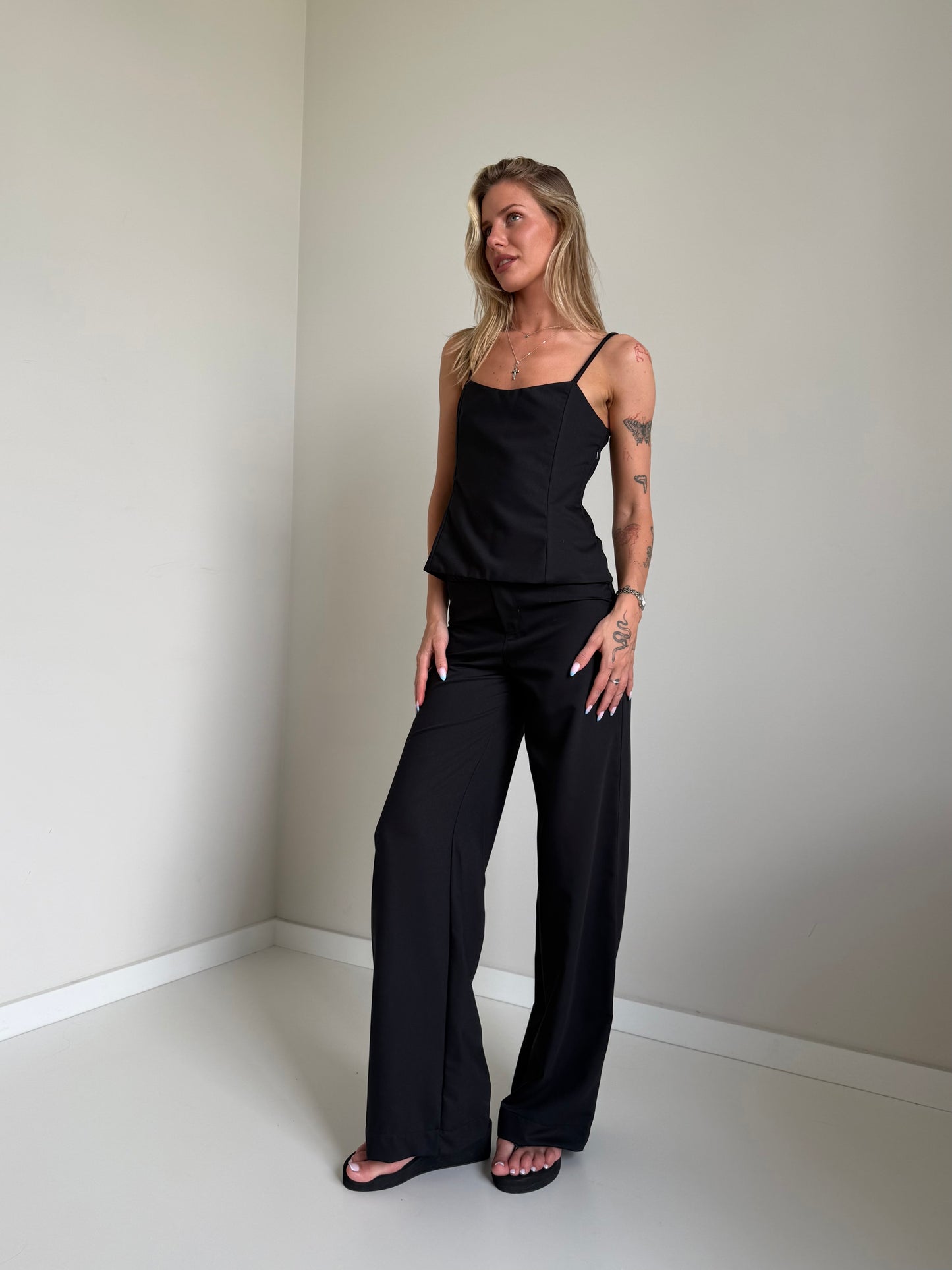 Black relaxed Mid-Rise Trousers