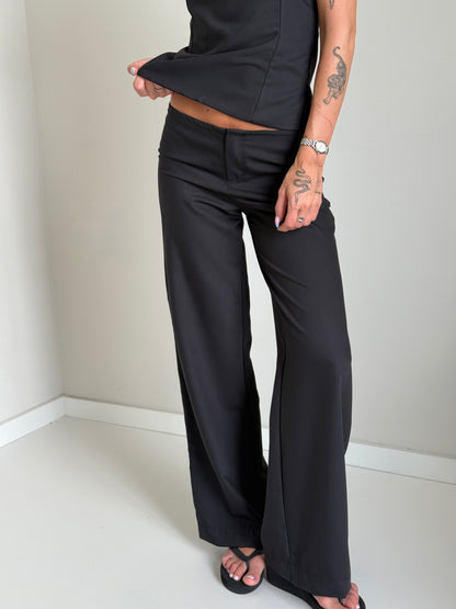 Black relaxed Mid-Rise Trousers