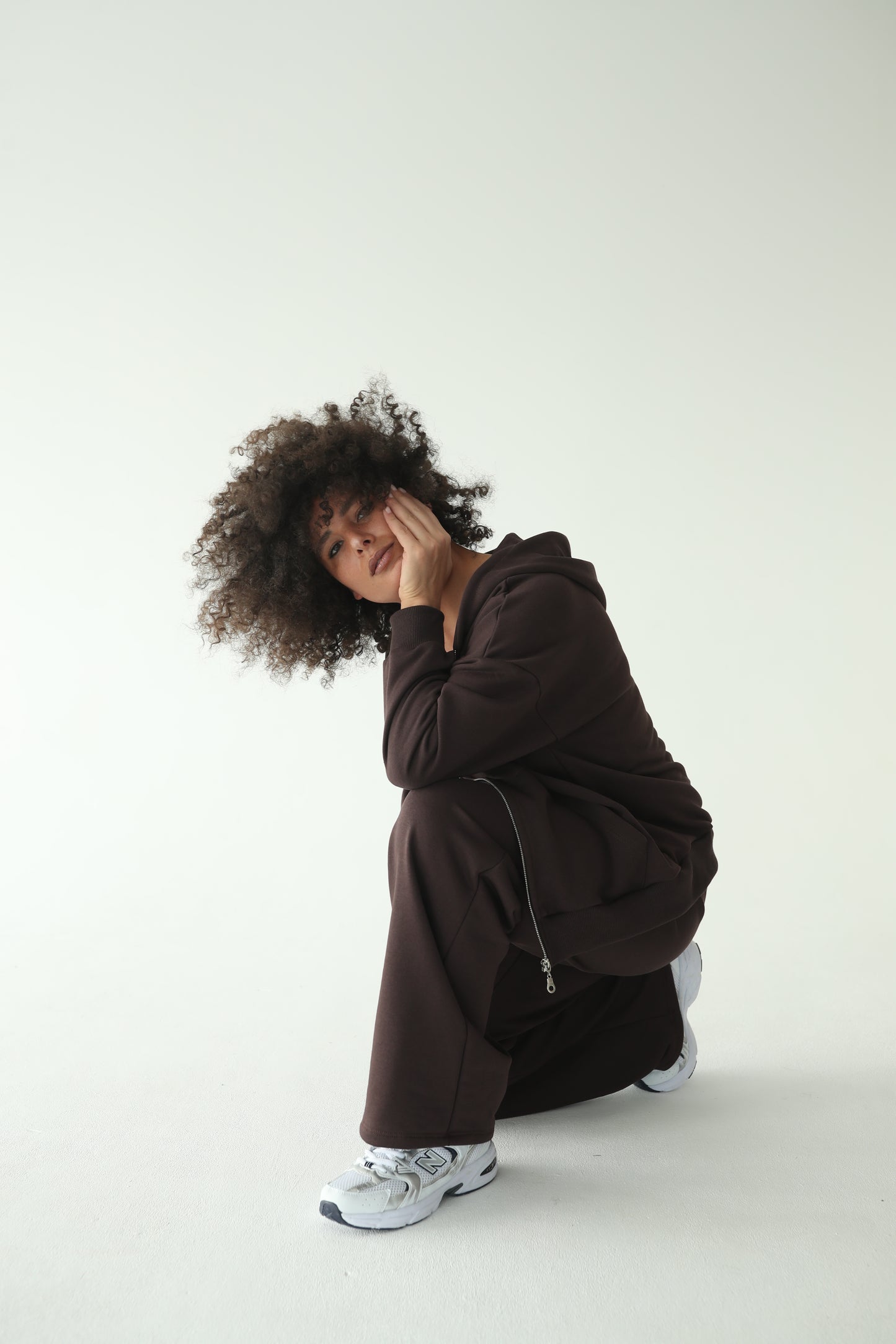 მუქი ყავისფერი სწორი სპორტული შარვალი