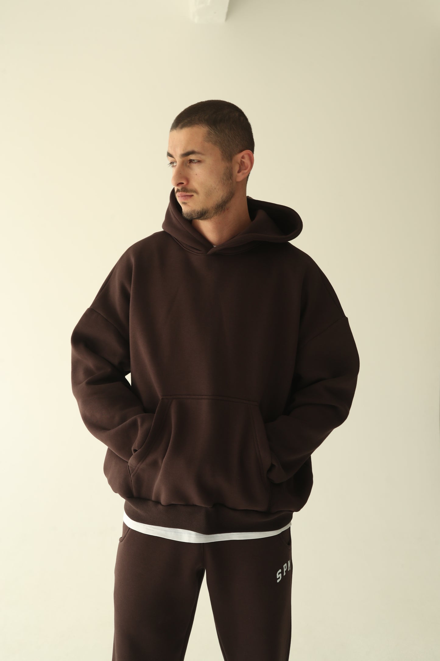 ყავისფერი დათბილული ჰუდი