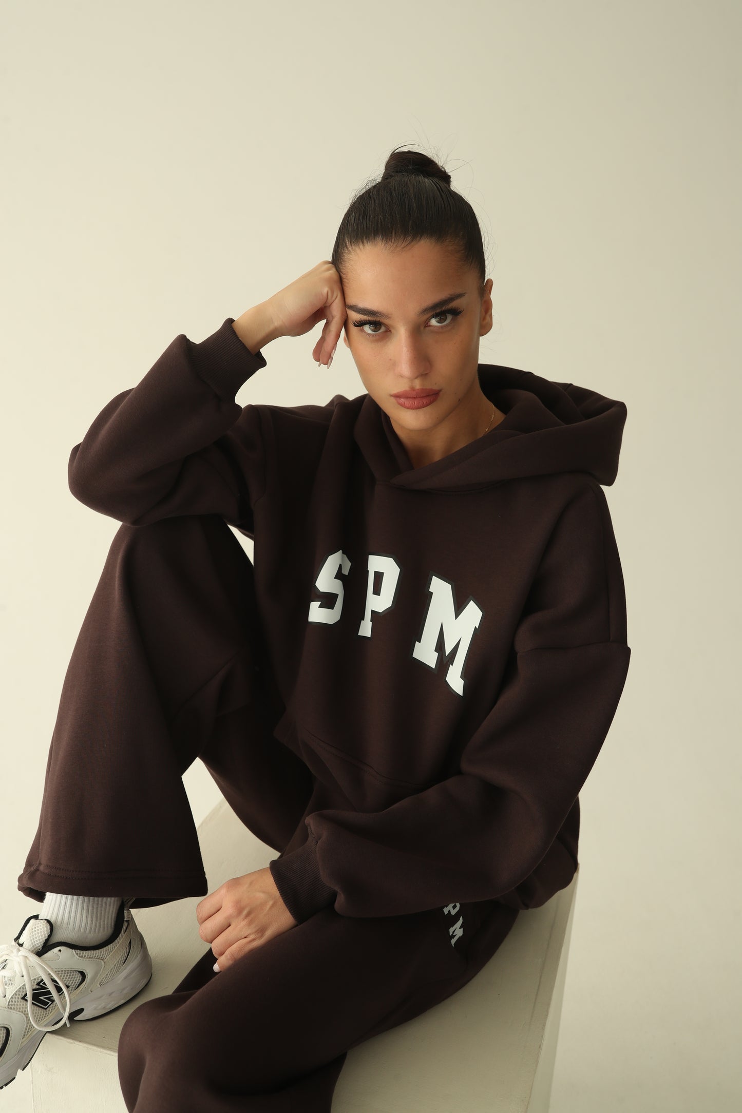 ყავისფერი დათბილული ჰუდი