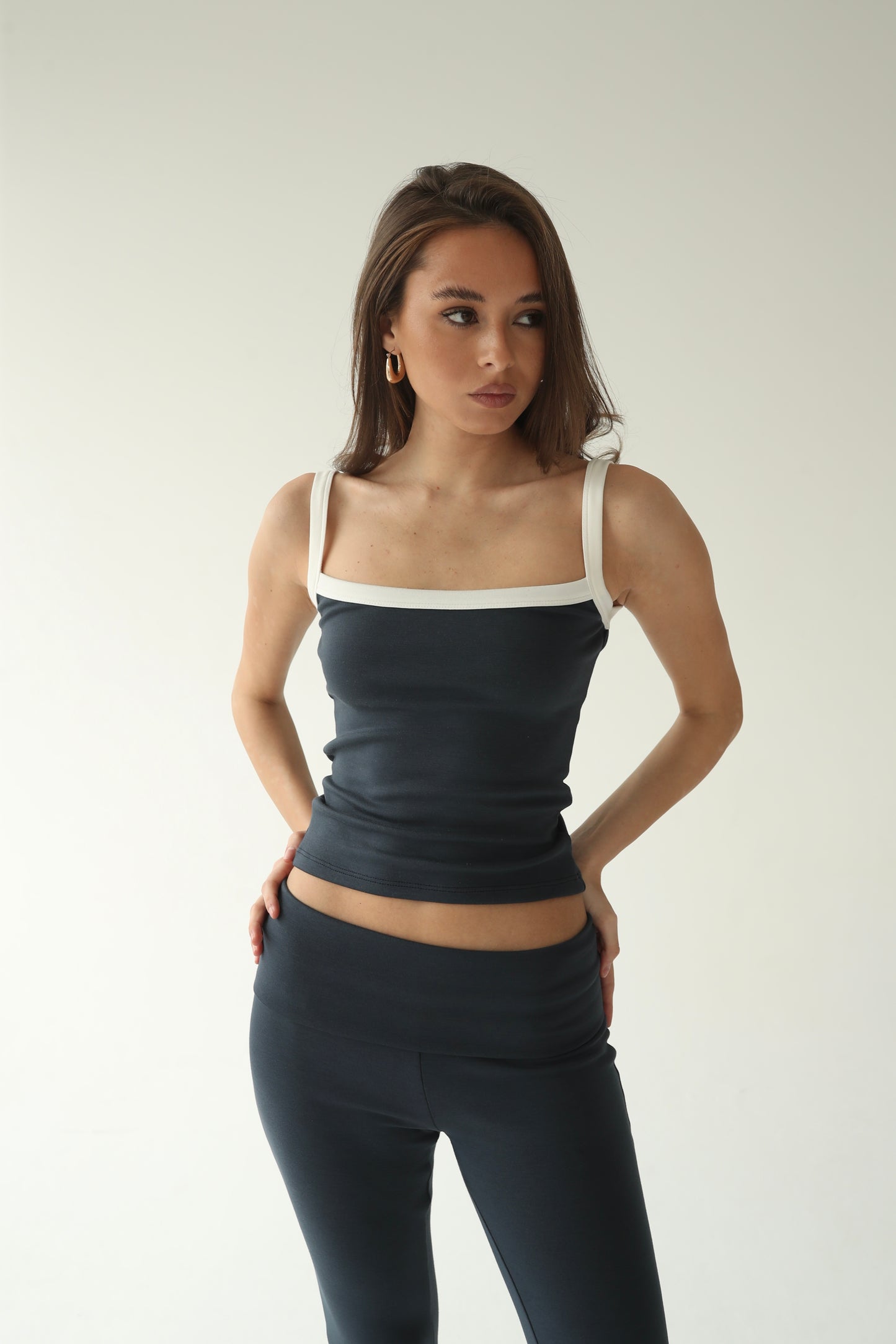 ლურჯი ტოპი თეთრი ბრეტელით