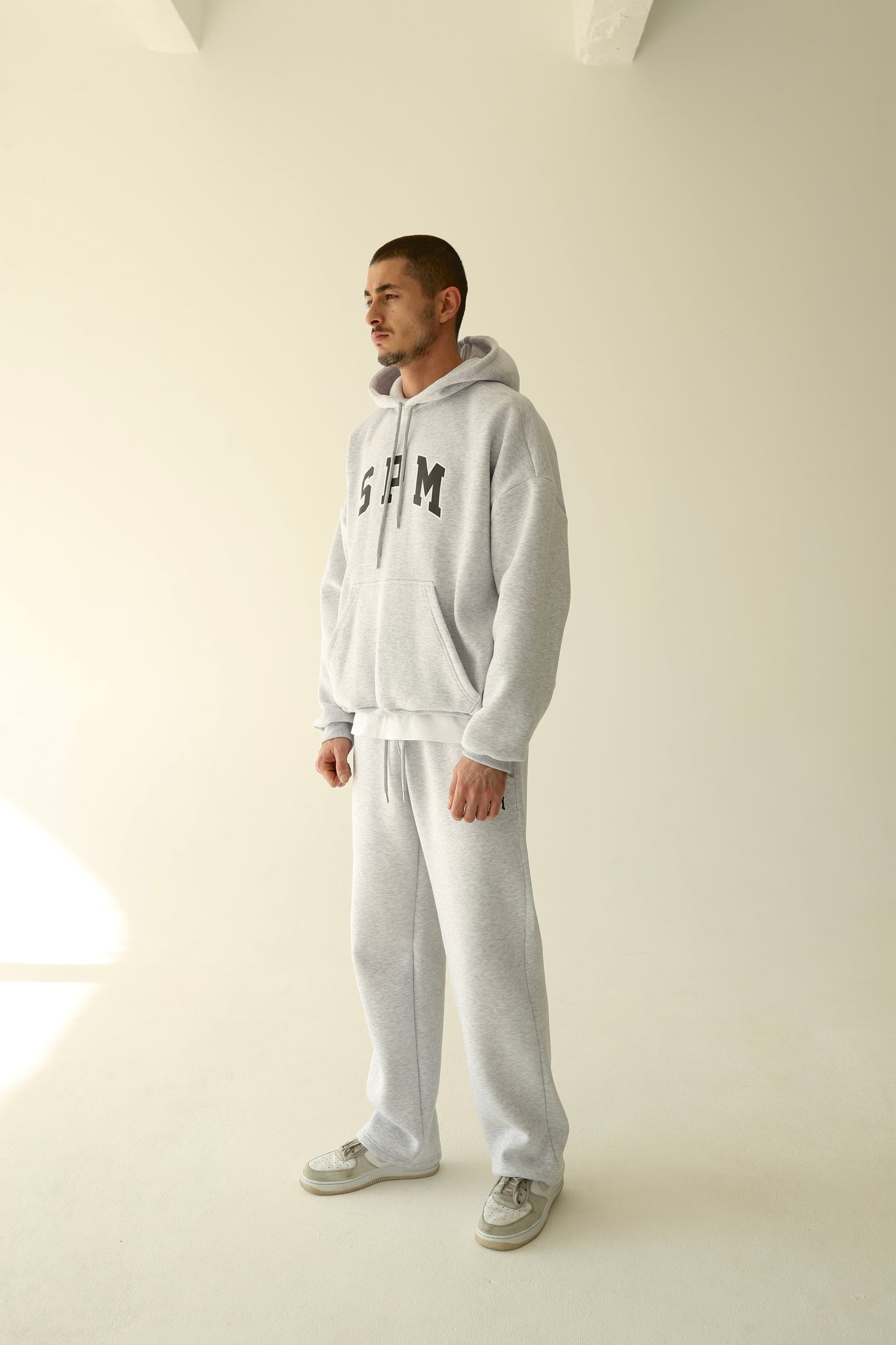 ნაცრისფერი დათბილული ჰუდი