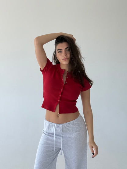 წითელი ღილებიანი ტოპი