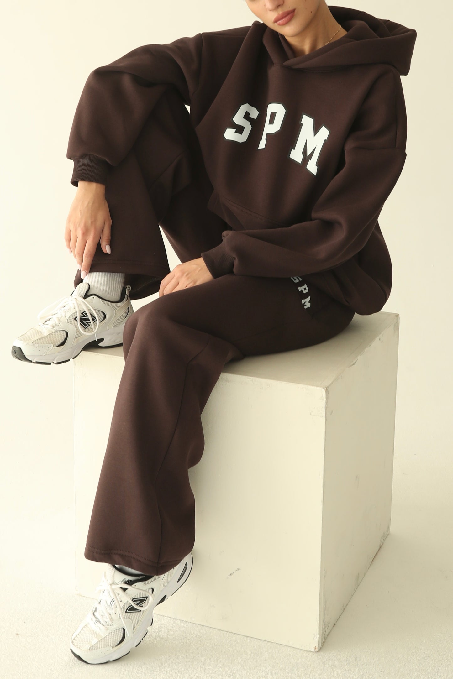 ყავისფერი დათბილული ჰუდი