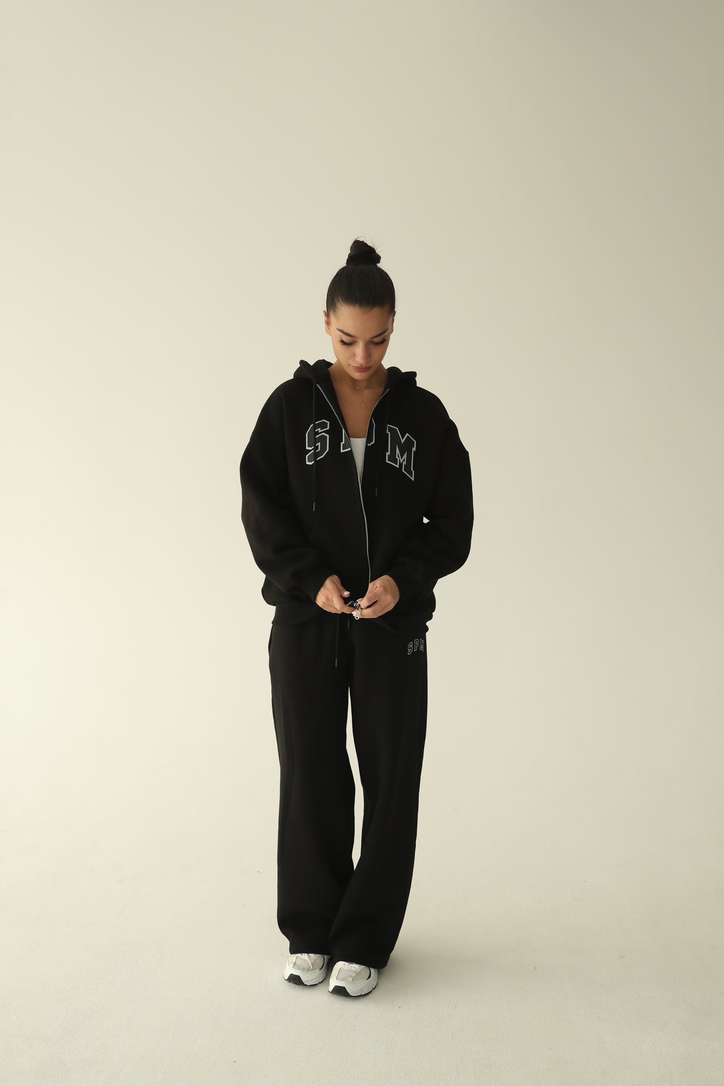 Black warm oversize zip-up hoodie