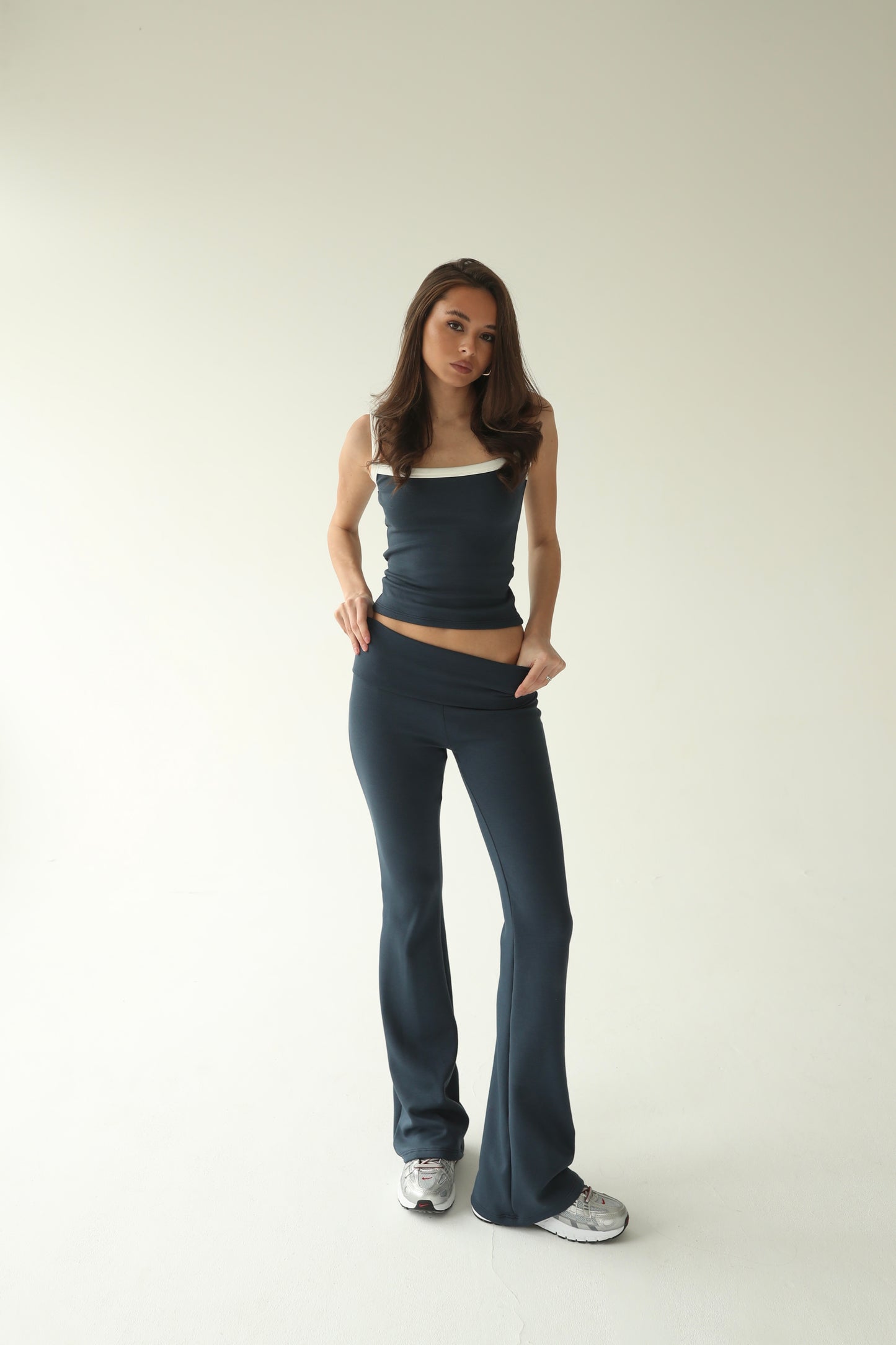 ლურჯი ტოპი თეთრი ბრეტელით