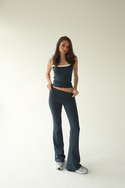 ლურჯი ტოპი თეთრი ბრეტელით