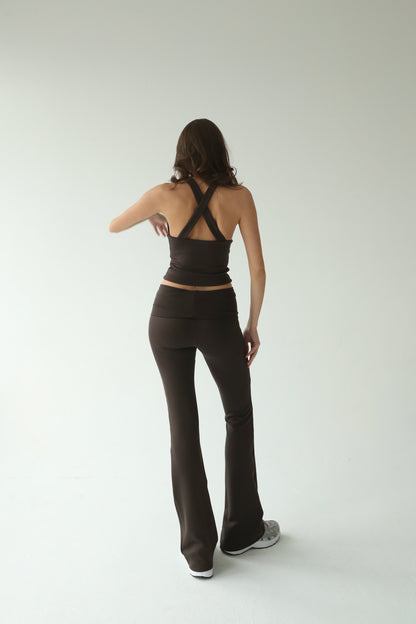 მუქი ყავისფერი ჯვარედინი ტოპი