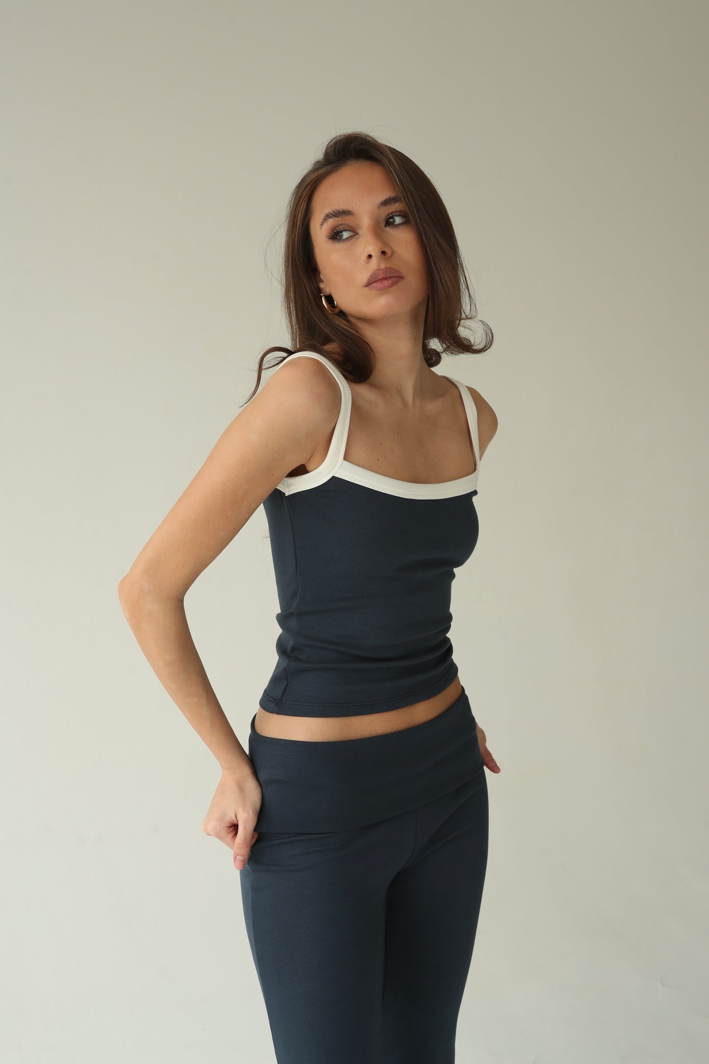 ლურჯი ტოპი თეთრი ბრეტელით