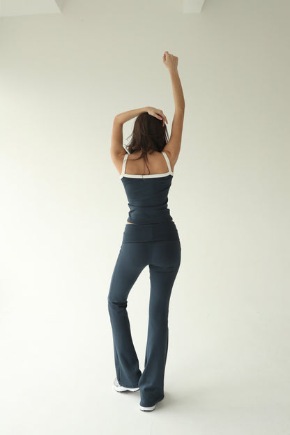 ლურჯი ტოპი თეთრი ბრეტელით