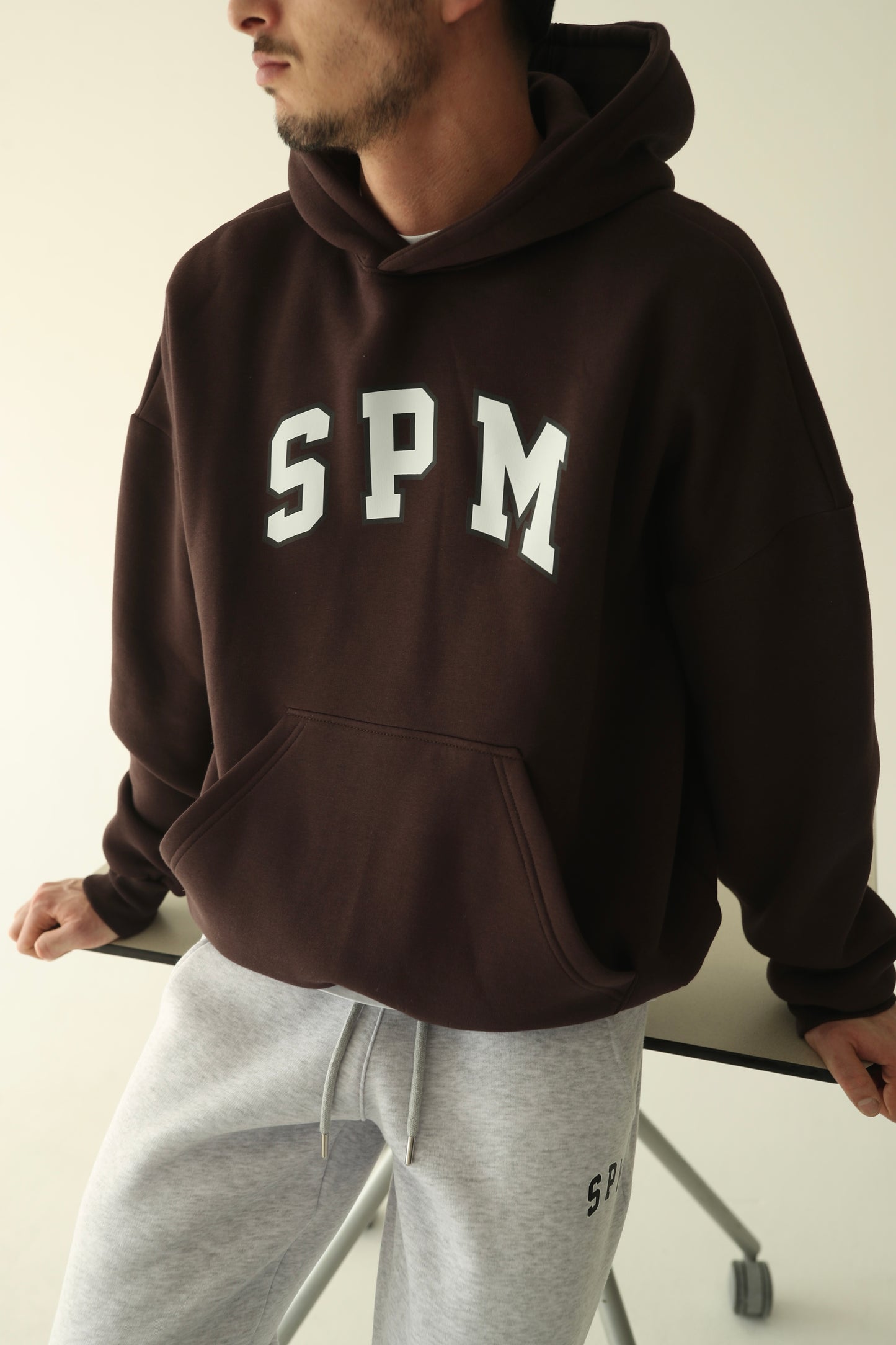 ყავისფერი დათბილული ჰუდი