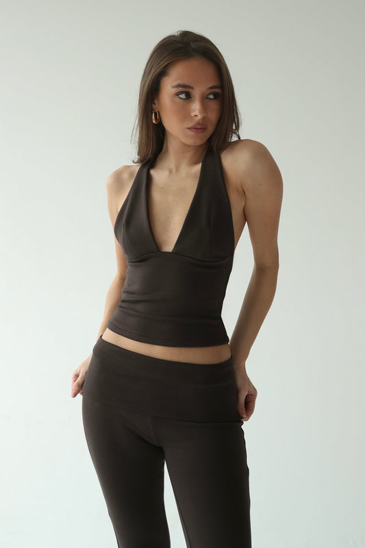 მუქი ყავისფერი ჯვარედინი ტოპი