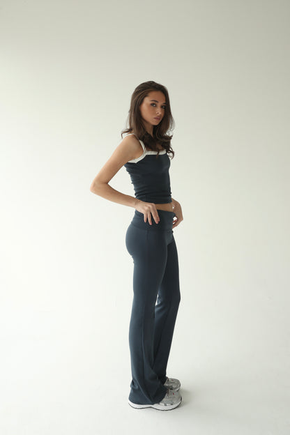 ლურჯი ტოპი თეთრი ბრეტელით