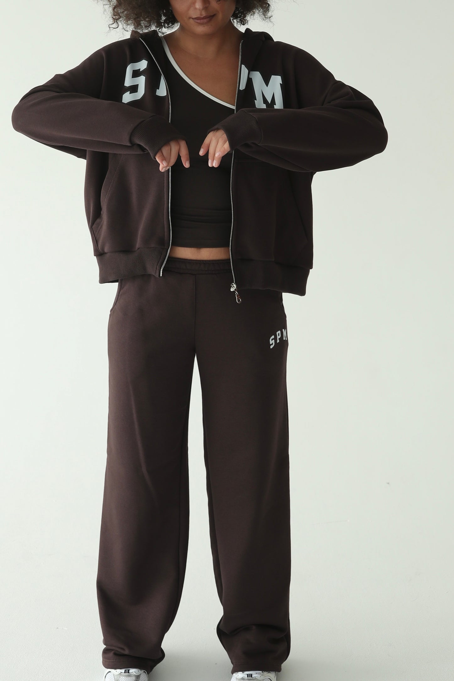 მუქი ყავისფერი სწორი სპორტული შარვალი